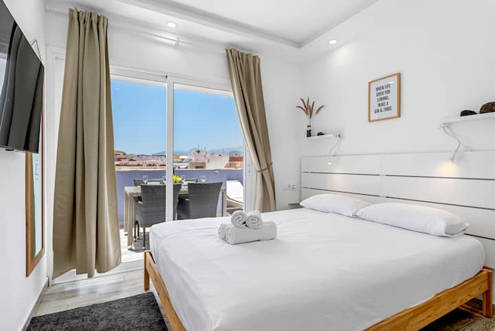 غرفة النوم الرئيسية مع مكيف وتراس