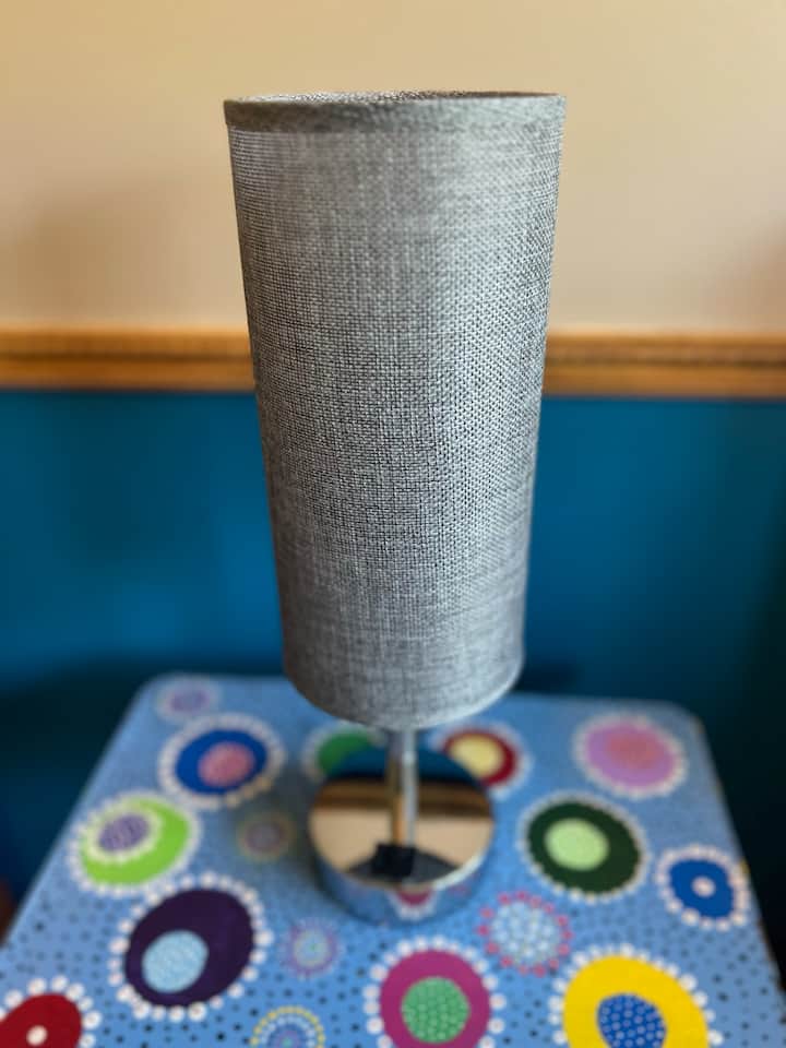 Dotyková lampa so vstavanou nabíjacou stanicou USB