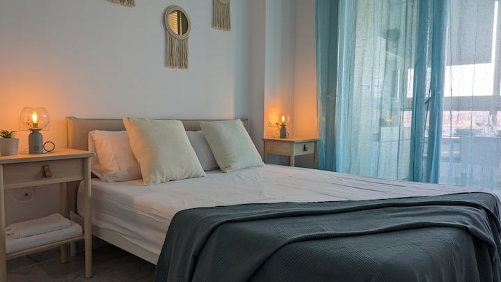 غرفة نوم بسرير كبير الحجم