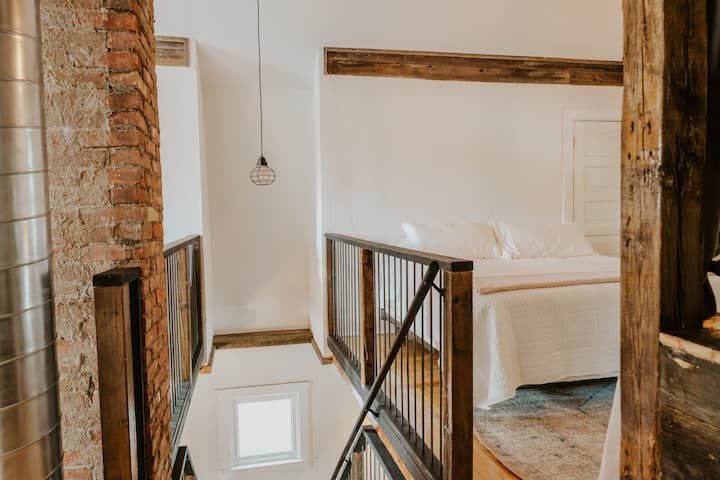 Kitanda cha ukubwa wa kifalme kwenye ngazi ya pili ya nyumba.