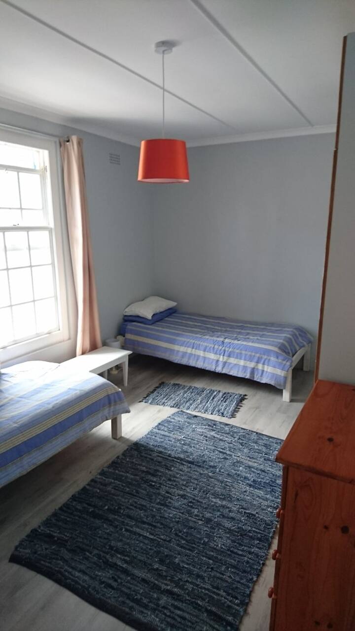 Casa principal - Cuarto dormitorio con dos camas individuales y armarios empotrados