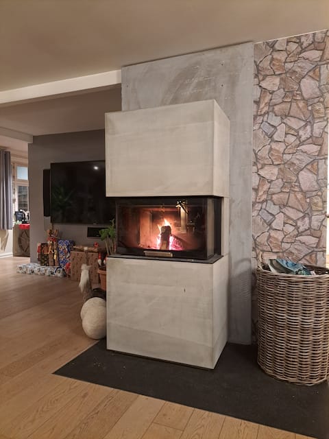 Top performing Airbnb: "Strandhuset" Åkrasanden 3 minutes. in Karmøy