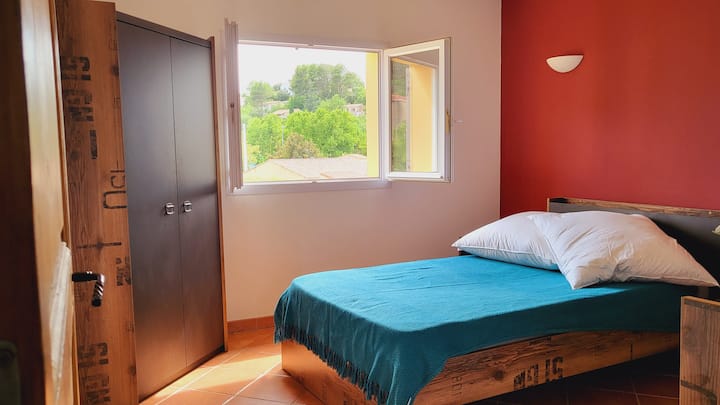 غرفة نوم ثانية في الطابق العلوي