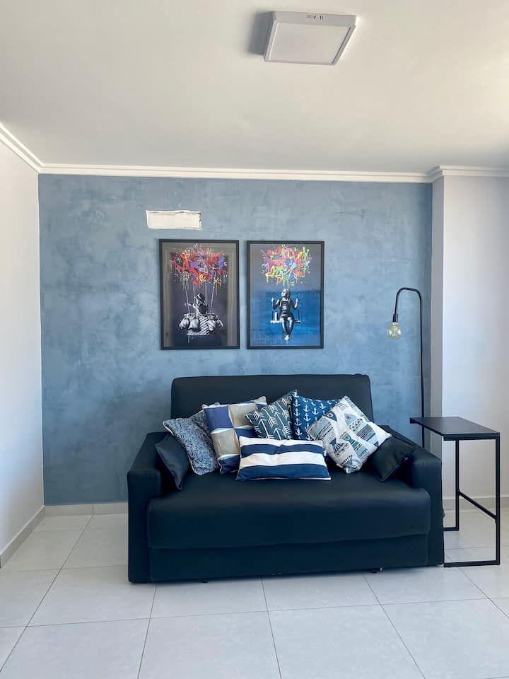 Camera spaziosa, per aprire il DIVANO LETTO. E una lampada per un ambiente più tranquillo, per non parlare del tavolo angolare che può essere utilizzato come supporto.