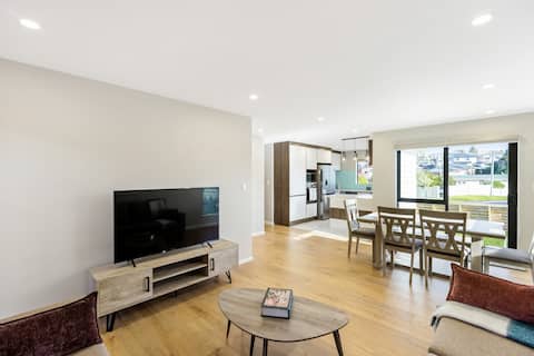 Summit Crest Townhouse with Parking and Air-con