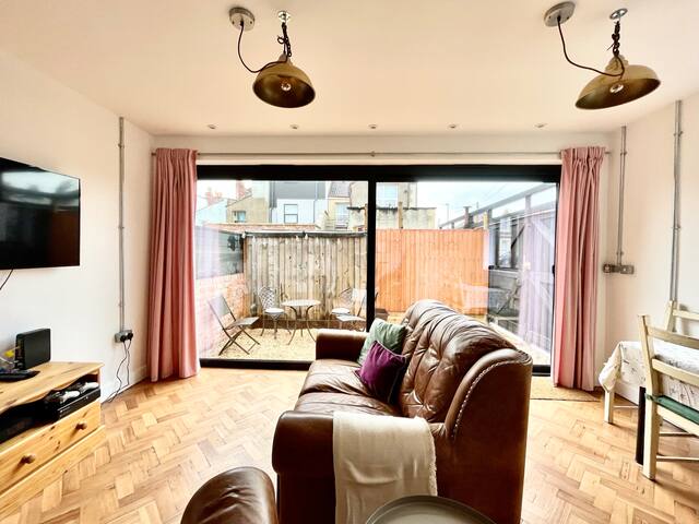 Hip Southville House & Courtyard – Sleeps 4