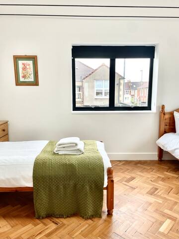 Hip Southville House & Courtyard – Sleeps 4 gallery image 5