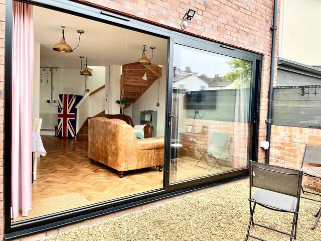 Hip Southville House & Courtyard – Sleeps 4 gallery image 3