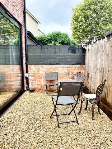 Hip Southville House & Courtyard – Sleeps 4 gallery image 4