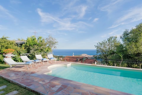 Amazing Apartment w/ Private Parking & Pool