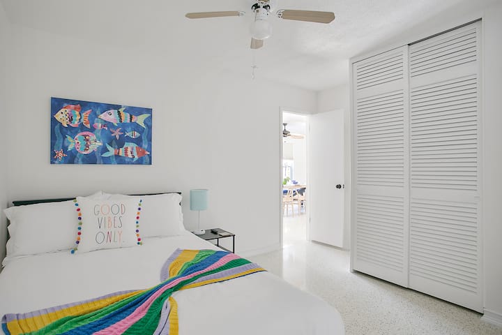 غرفة ملونة بسرير تراندل ~ سرير كامل الحجم بسرير مفرد (مزدوج). خزانة كبيرة.