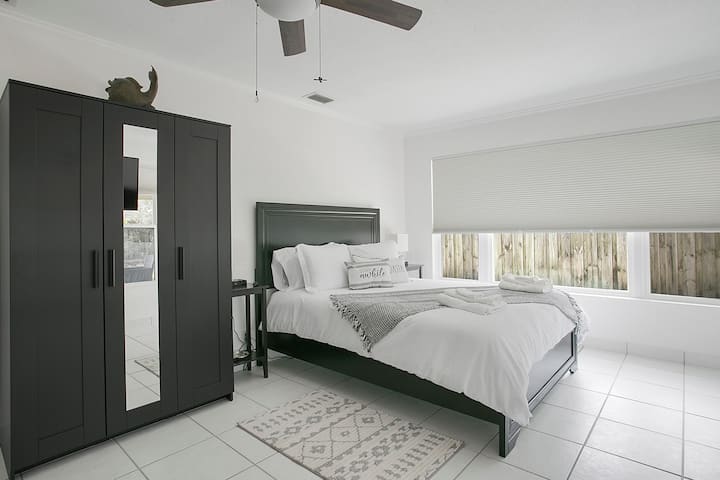 غرفة نوم رابعة واسعة مع خزانة ملابس.