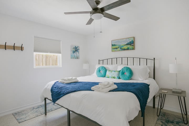 سرير مريح للغاية بحجم كينغ.