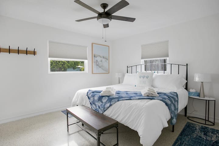 سرير كبير بحجم كبير مع سرير رغوي مريح للغاية وظلال مظلمة للغرفة ومروحة علوية للراحة. 