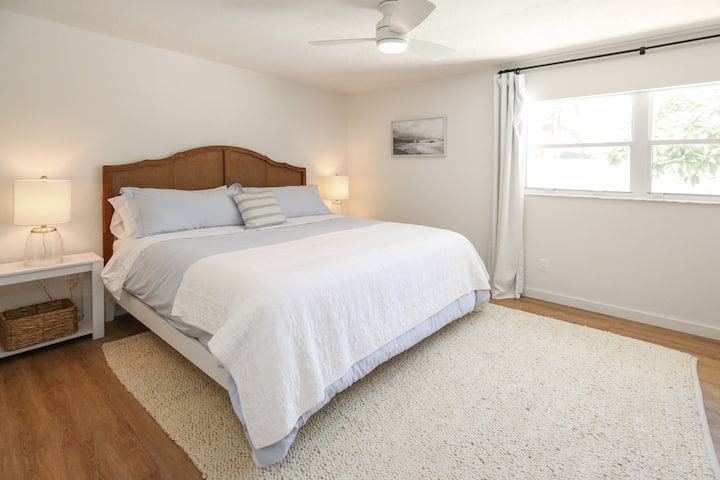 غرفة نوم رئيسية بسرير بحجم كبير