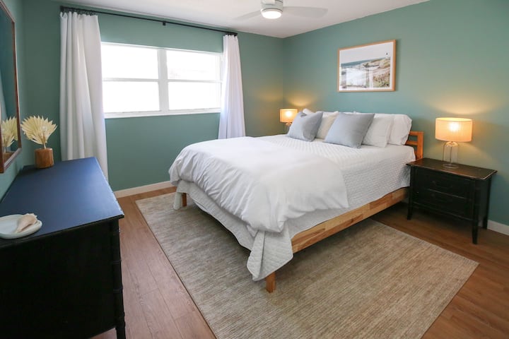 غرفة نوم ثانوية بسرير بحجم كبير