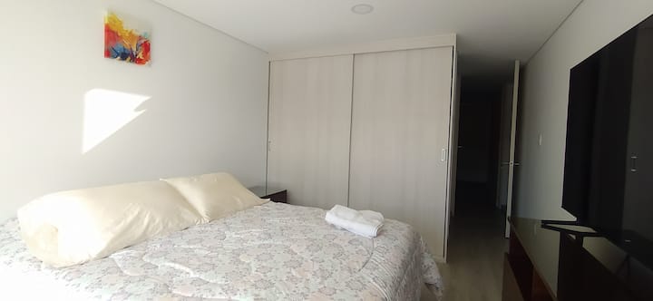 ห้อง 1: เตียงเสริมพร้อมห้องน้ำส่วนตัวและทีวีขนาด 60 "