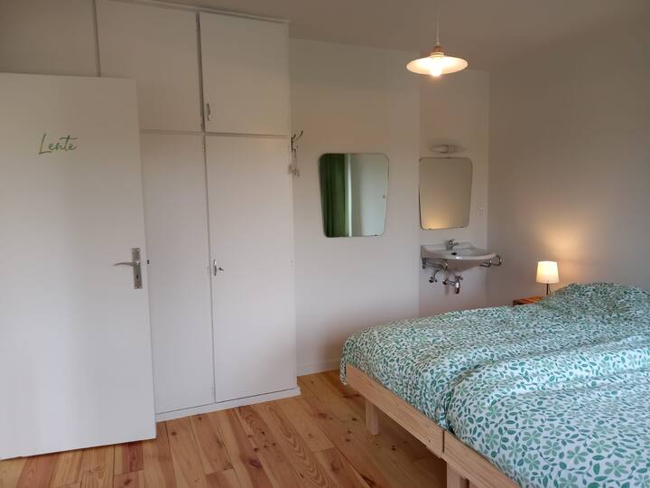 Საგაზაფხულო ოთახი (1-ლი სართული)