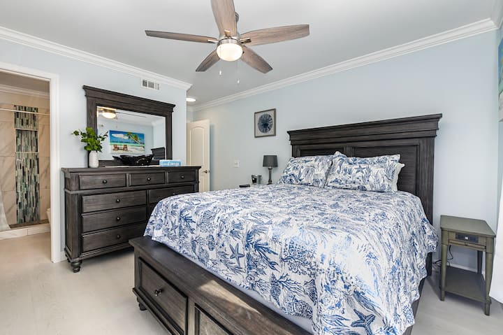Habitación principal con cama queen.

North Myrtle Beach: océano, playas, piscina, familia, golf, casas, condominios, privados