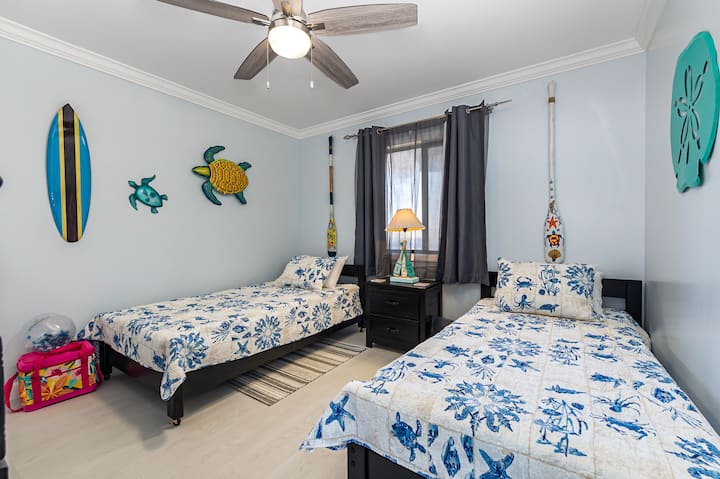 Dormitorio de invitados equipado con dos camas individuales.

North Myrtle Beach: océano, playas, piscina, familia, golf, casas, condominios, privados