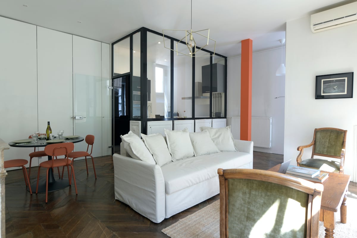 Ნათელი მისაღები ოთახი, რომელსაც სიამოვნებით იპოვით გარეთ დატვირთული დღეების შემდეგ.