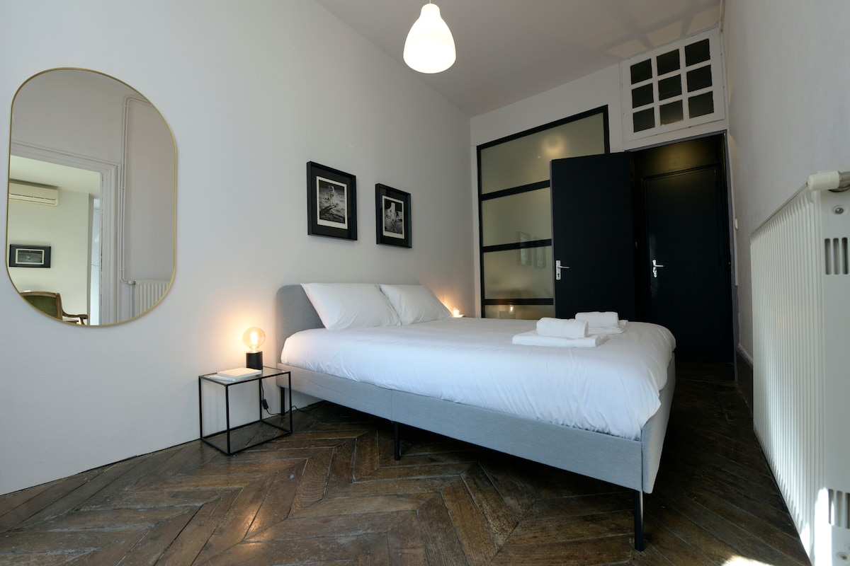 Მარცხნივ, მოსახერხებელი სარკე დასარეგულირებლად.