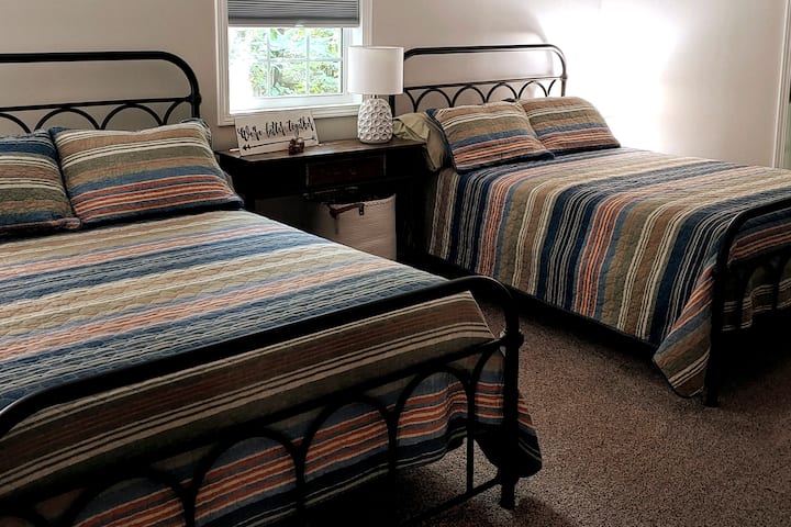 El segundo dormitorio tiene dos camas de tamaño completo.