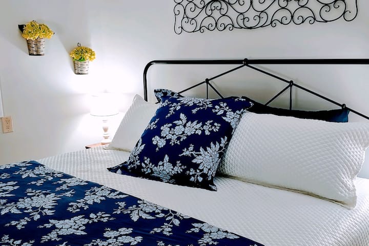 El dormitorio principal tiene una cama tamaño king.