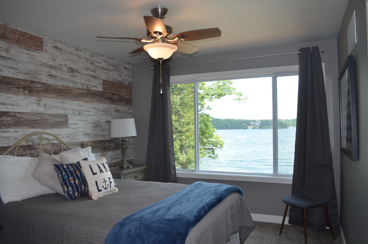 Dos dormitorios adicionales en el nivel superior tienen una cama tamaño queen y hermosas vistas al lago.