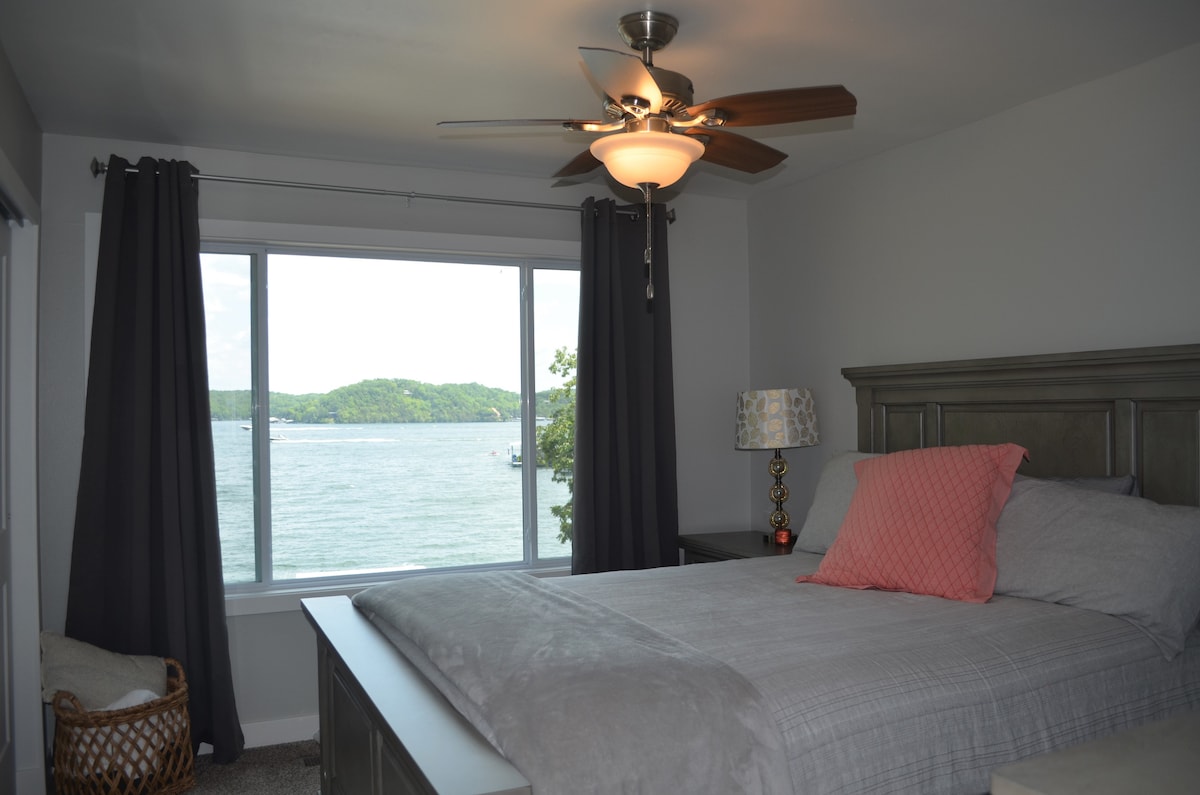 Dos dormitorios adicionales en el nivel superior tienen una cama tamaño queen y hermosas vistas al lago.