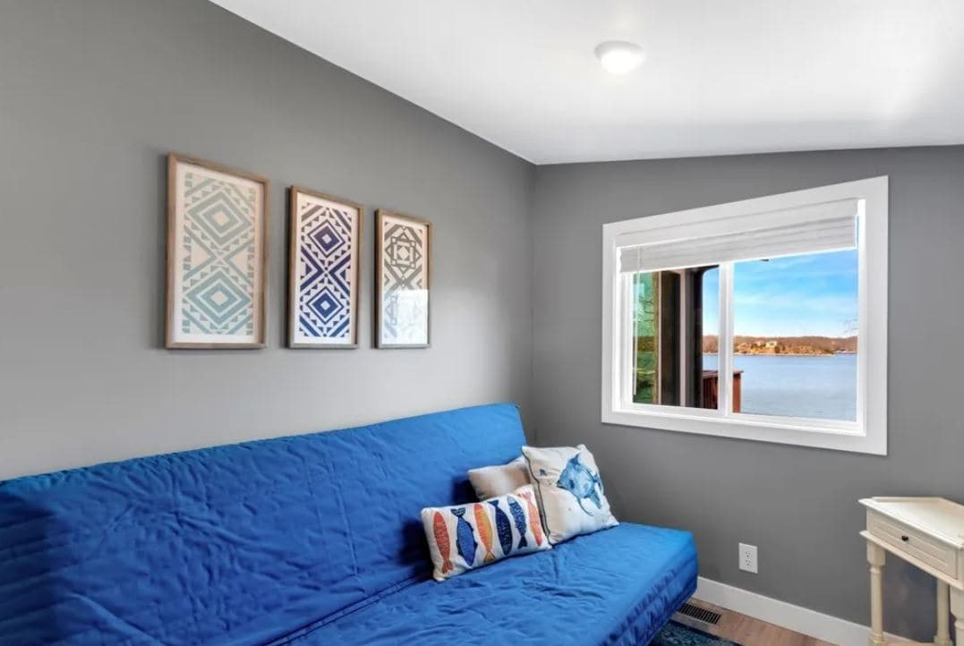 El cuarto dormitorio tiene un futón de tamaño generoso que se puede plegar para dormir de una a dos personas. ¡Vistas al lago también!