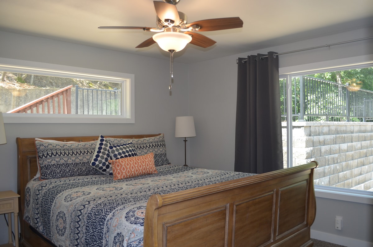 El dormitorio principal cuenta con una cama king size.