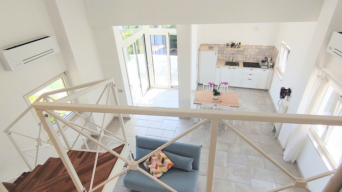 S výhľadom na spálňu. Výhľad na veľkú obývaciu izbu a kuchyňu. Všimnite si harmóniu farieb a zvláštnosť detailov 





