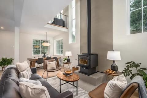 Top performing Airbnb: Hot Tub, Firepit, BBQ, EV Charger – Hemlock Valley in Fraser Valley C