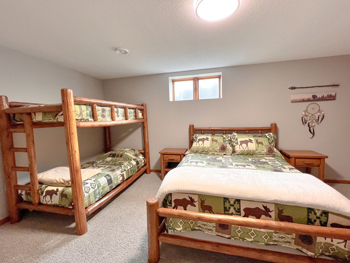 Dhomë gjumi në bodrum
Krevat dopio "queen"
Krevate dopio