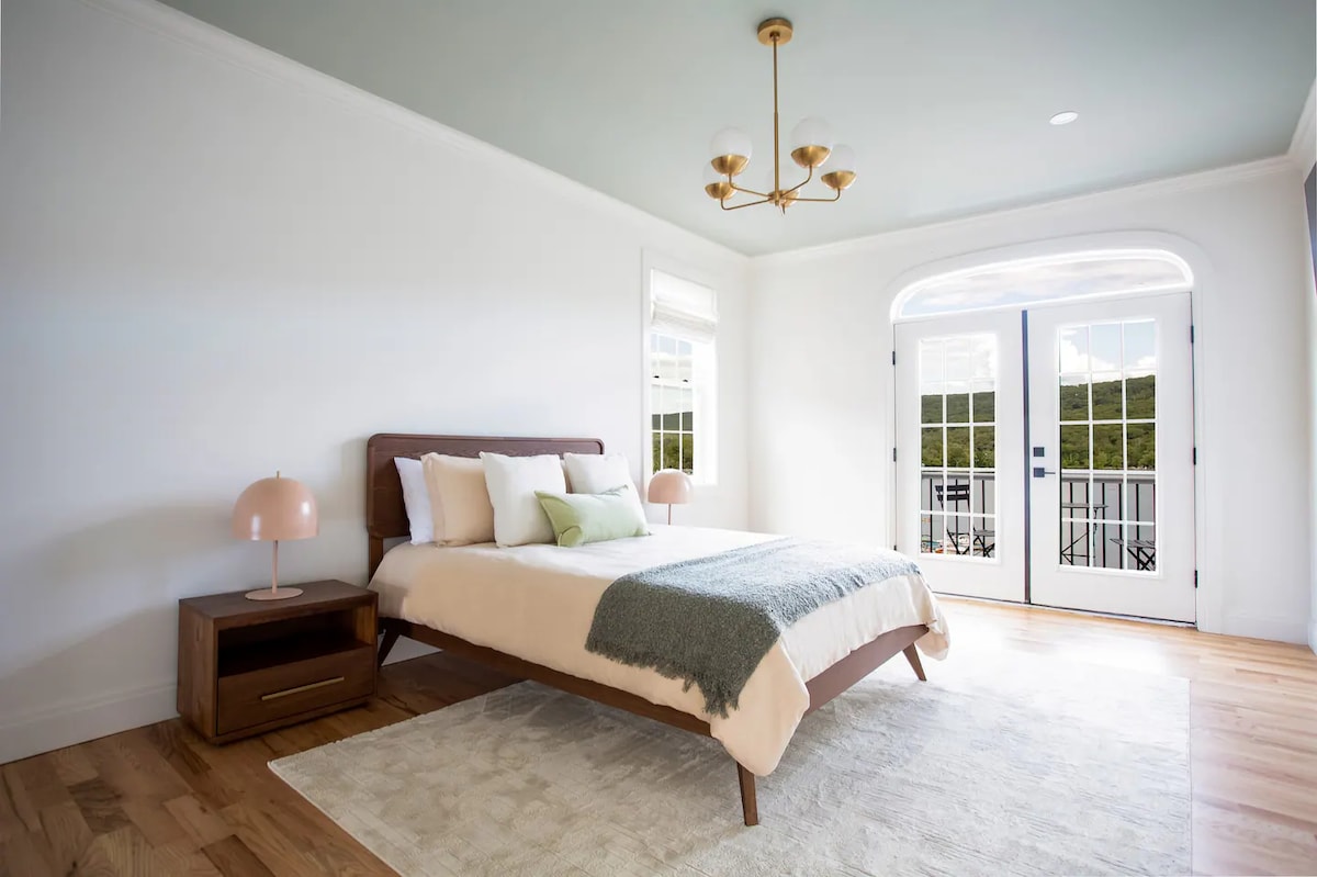 Jednoduchá, ale elegantná spálňa s dostatkom prirodzeného osvetlenia