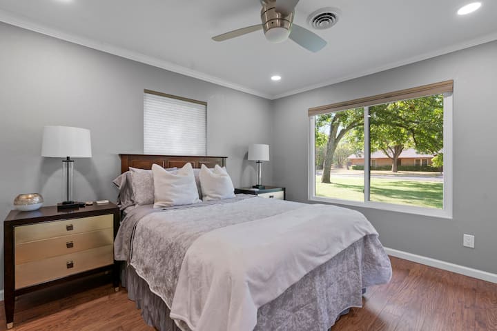 Dormitorio 2 con cama tamaño queen y Roku TV.