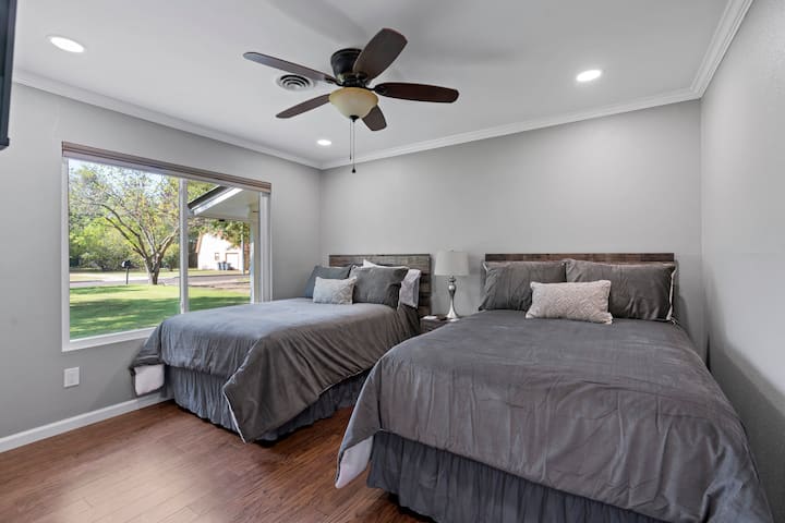 Dormitorio 3 con 2 camas tamaño queen y un televisor Roku.