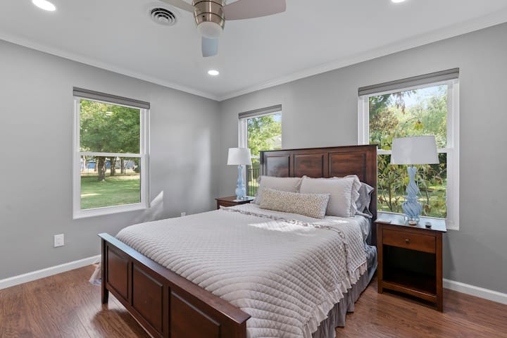 Dormitorio 1 con cama tamaño queen y Roku TV.