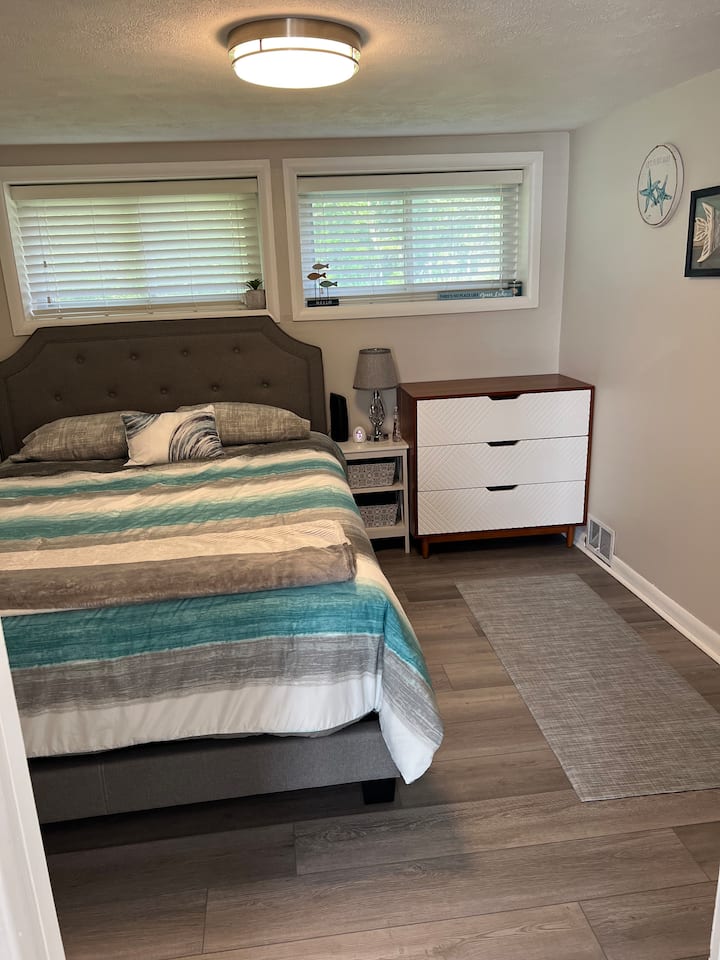 غرفة النوم الأولى - سرير كبير وخزانة ملابس وخزانة ملابس جاهزة للاستخدام. 