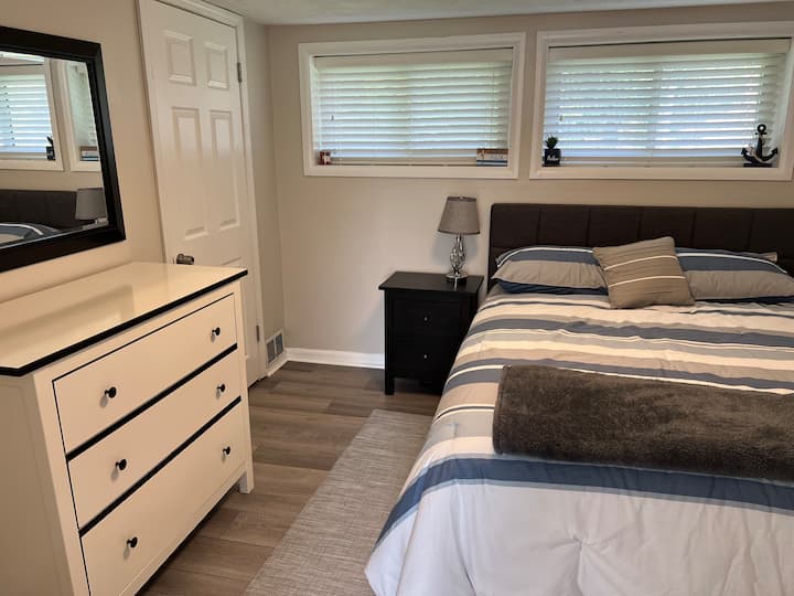 غرفة النوم الثانية - سرير كبير وخزانة ملابس وخزانة ملابس جاهزة للاستخدام. 