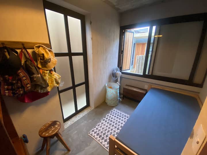 Dormitorio 2 con dos camas individuales y armarios.