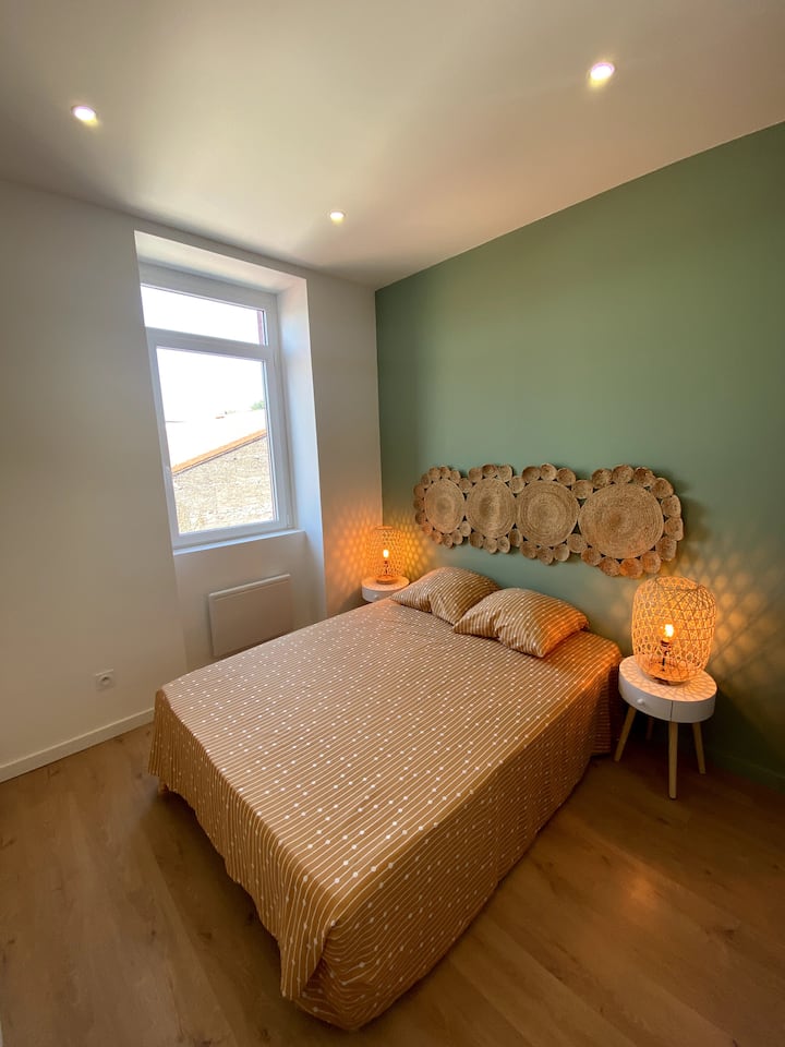 Schlafzimmer mit Doppelbett