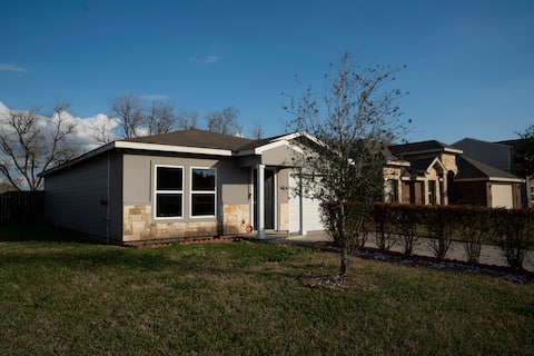 Queen's Hidden Gem w/ Game Room - 5 beds/sleeps 10