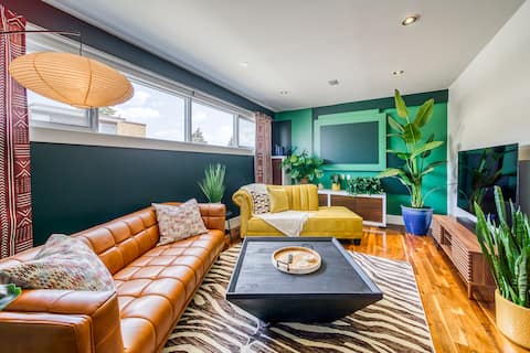 Successful Airbnb property: Rooftop Patio w/ Skyline Views & Hot Tub JungleBnB in Bankview