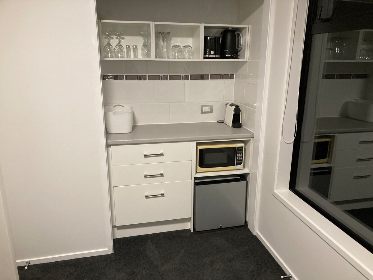 Top performing Airbnb: Paradise BnB bed 1- Splitable King bed 2-Queen in Bream Bay