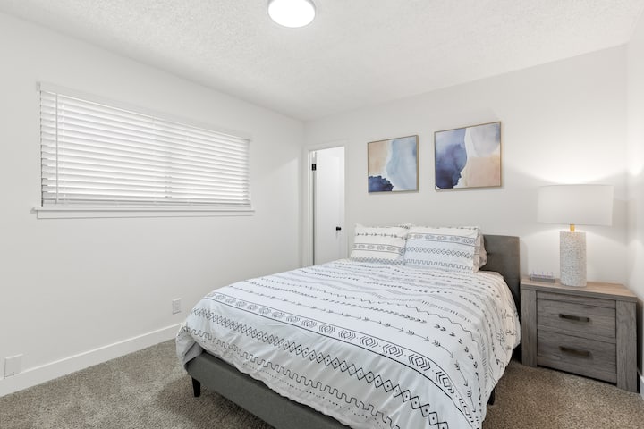 Dhomë vizitorësh me krevat dopio "queen"