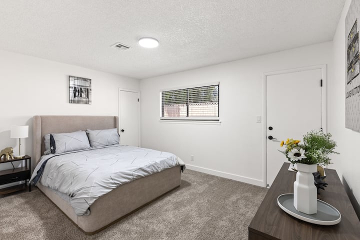 Dhomë vizitorësh me krevat dopio "queen"