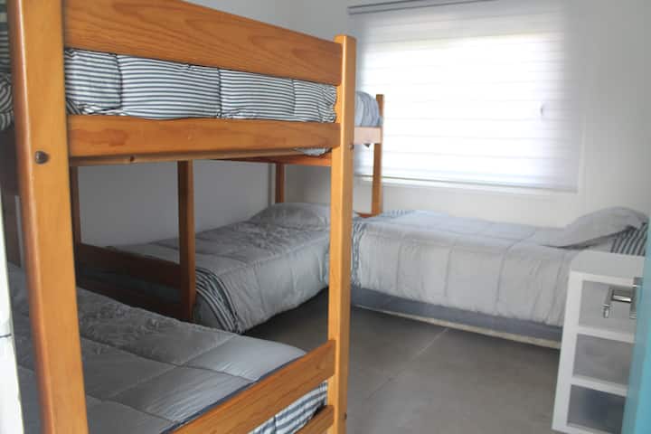 Chumba cha 4 cha kulala chenye vitanda 2 vya ghorofa na kitanda rahisi.