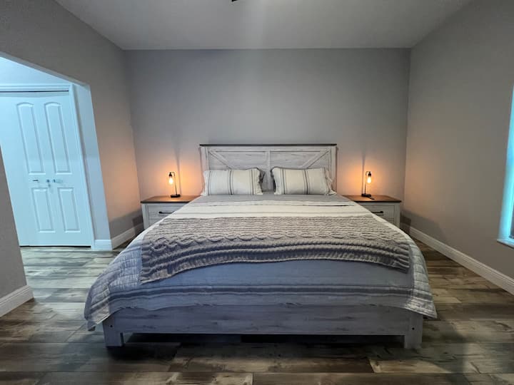 MASTER BEDROOM - KING BED